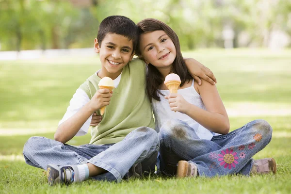 Двое Детей Едят Мороженое Парке Смотрят Камеру — стоковое фото