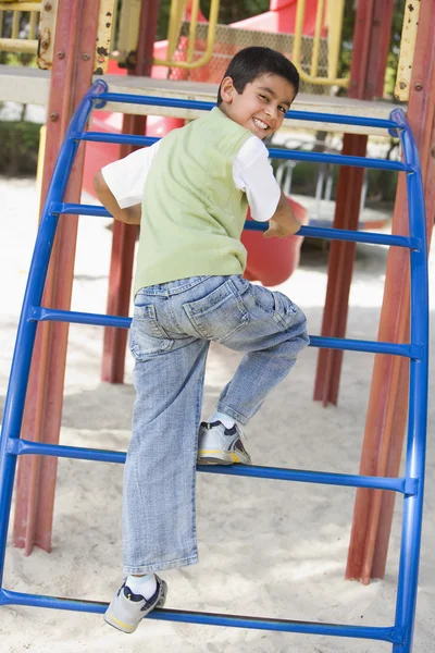 Мальчик Скалолазании Детской Площадке — стоковое фото
