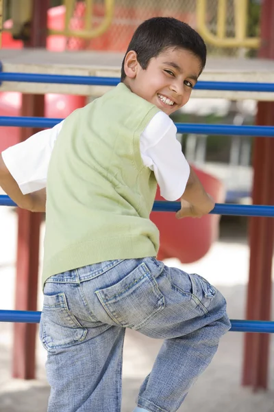 Niño en marco de escalada — Foto de Stock