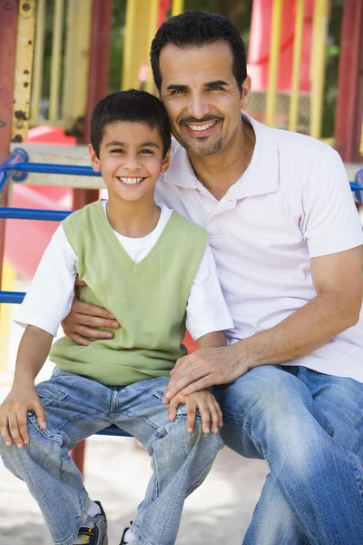 Far och son på lekplats — Stockfoto
