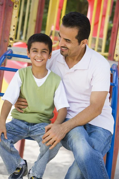 Отец и сын на детской площадке — стоковое фото