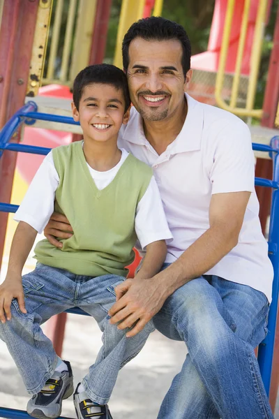 Отец и сын на детской площадке — стоковое фото