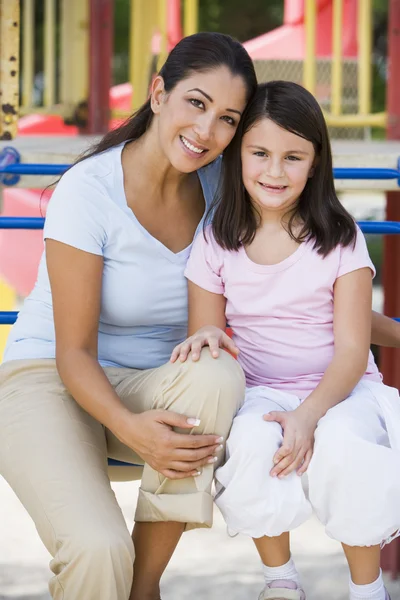 Mutter Und Tochter Auf Spielplatz Klettergerüst — Stockfoto