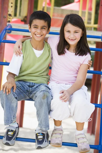 Dos niños en el parque infantil —  Fotos de Stock