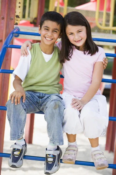 Dvě děti v dětské hřiště — Stock fotografie