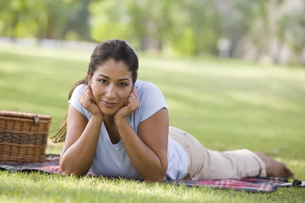 Vrouw ontspannen in park met picknick — Stockfoto