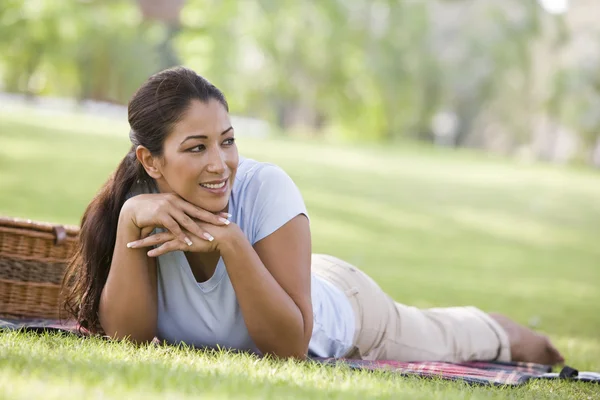 在公园的野餐篮子和地毯轻松的女人 — 图库照片