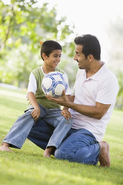 父と息子の公園で遊ぶ — Stock fotografie