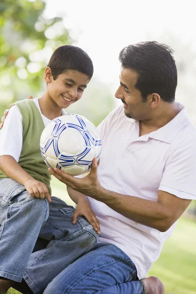Vater Und Sohn Spielen Fußball Park — Stockfoto