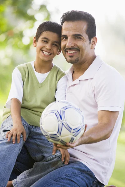 Baba Oğul Parkta Futbol Oynuyorlar — Stok fotoğraf