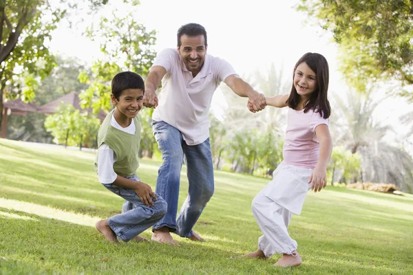 Vader en kinderen spelen park — Stockfoto