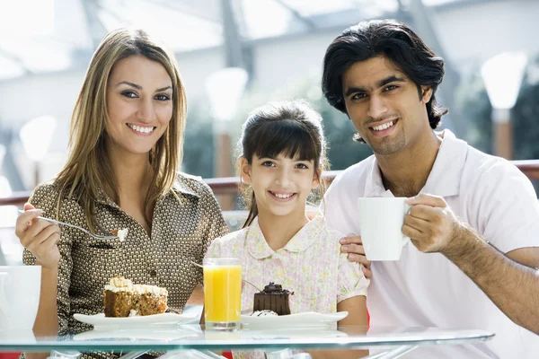 Familia Comiendo Pastel Cafetería Mirando Cámara —  Fotos de Stock