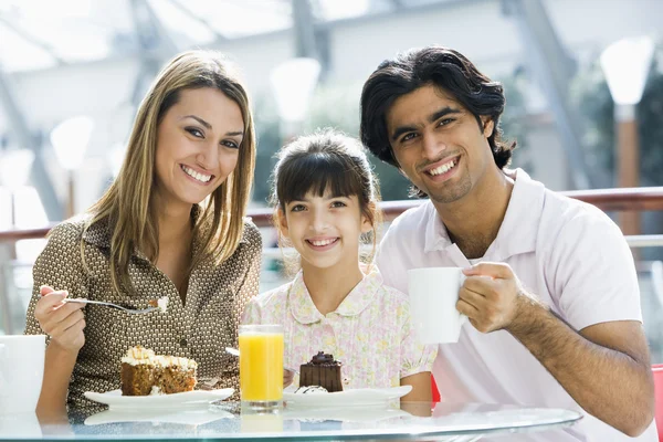 Familj med mellanmål på café — Stockfoto