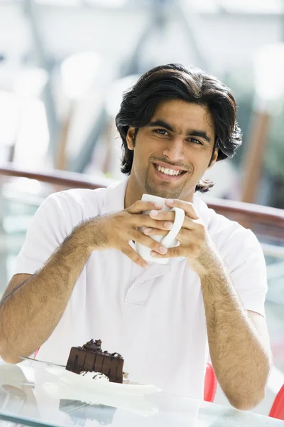 Uomo Che Beve Tazza Caffè Nel Caffè — Foto Stock