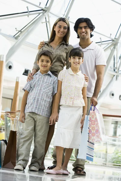 Rodzinne Zakupy Centrum Handlowym Noszenie Torby — Zdjęcie stockowe