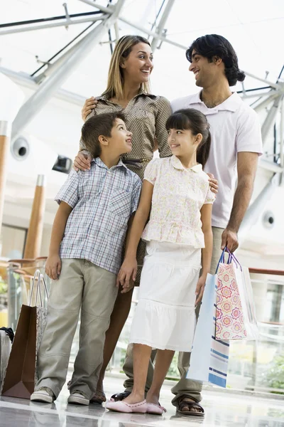 Familjen shopping i köpcentrum — Stockfoto