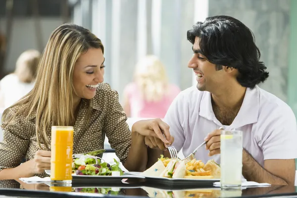 Пара наслаждается обедом в кафе — стоковое фото