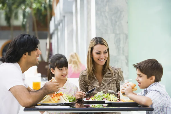 Familia disfrutando del almuerzo en la cafetería —  Fotos de Stock