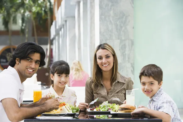 Família Desfrutando Almoço Mesa Café — Fotografia de Stock