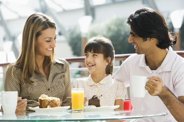 Familia Disfrutando Pastel Café Cafetería — Foto de Stock