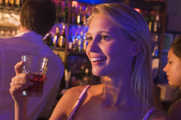 Mujer Joven Bebiendo Club Nocturno — Foto de Stock