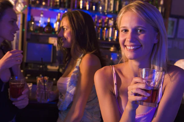 Три Молодые Женщины Наслаждаются Напитками Ночном Клубе — стоковое фото