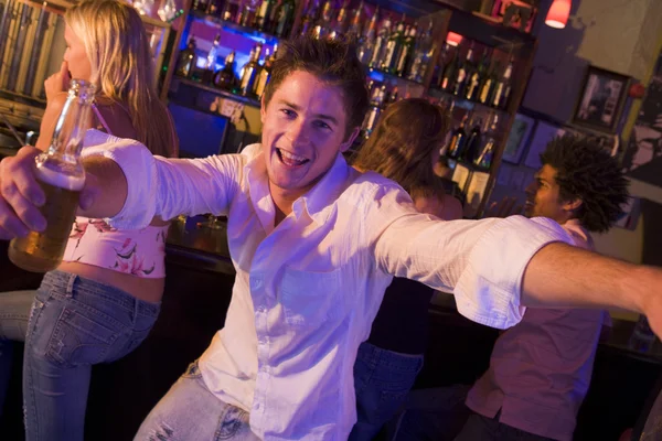 Ung man i nattklubb närmar sig kameran med armarna utsträckta — Stockfoto