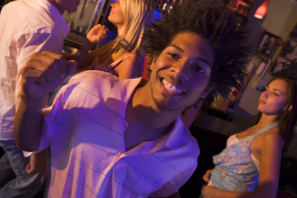 Молодой человек танцует в ночном клубе — стоковое фото