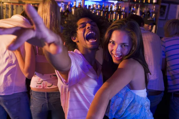 Молодой Человек Молодая Женщина Танцуют Ночном Клубе — стоковое фото