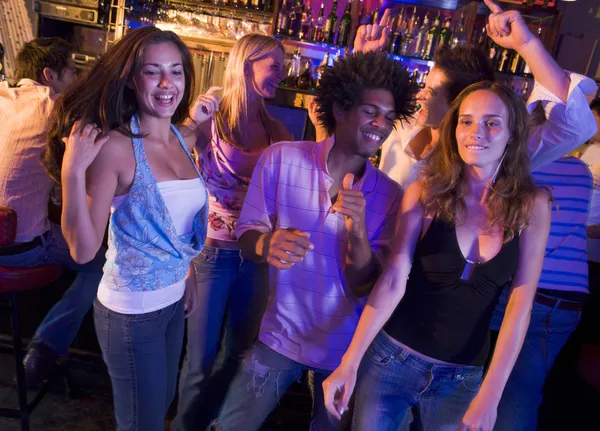 Fiatal férfiak és nők egy nightclub tánc — Stock Fotó