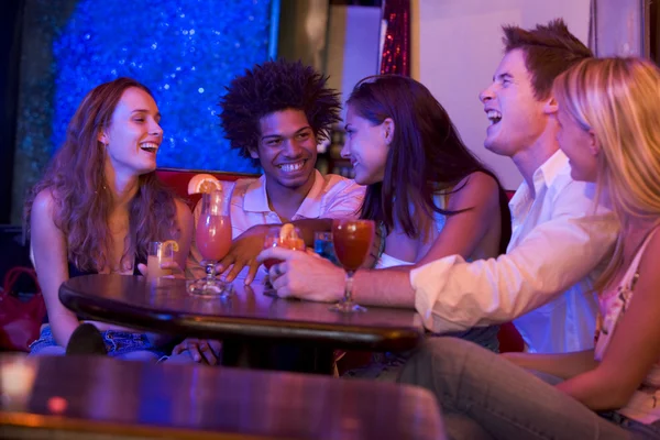 Grupa Młodych Dorosłych Nocnym Klubie Rozmawiając Śmiejąc Się — Zdjęcie stockowe