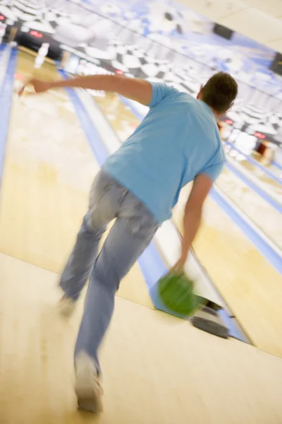 Bowling uomo, vista posteriore (movimento sfocato ) — Foto Stock