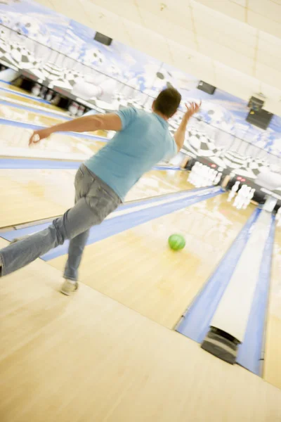 Homem bowling, vista traseira — Fotografia de Stock