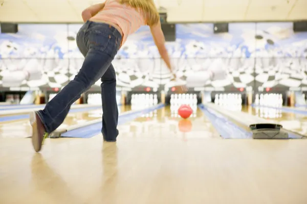 Kvinna bowling, bakifrån — Stockfoto