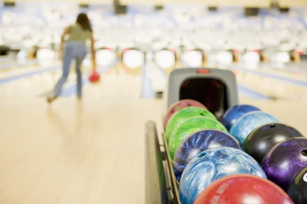 Bowling Bal Machine Met Vrouw Bowlen Achtergrond — Stockfoto
