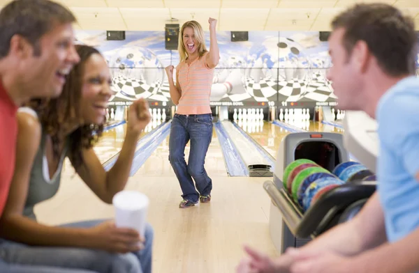 Čtyři Mladí Dospělí Povzbuzovali Bowlingové Dráhy — Stock fotografie
