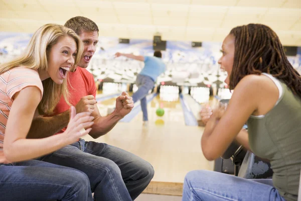Mladí Dospělí Povzbuzovali Bowlingové Dráhy — Stock fotografie