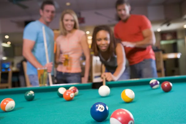 Junge Paare Spielen Pool Einer Bar Fokus Auf Billardtisch — Stockfoto