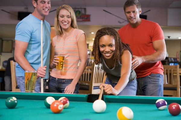 Jonge man onderwijzen een jonge vrouw om te spelen pool — Stockfoto