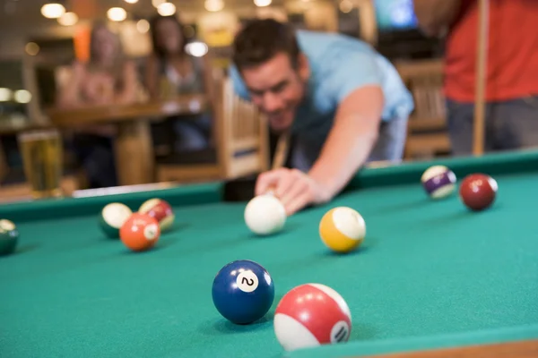 Junger Mann Spielt Pool Einer Bar Fokus Auf Billardtisch — Stockfoto