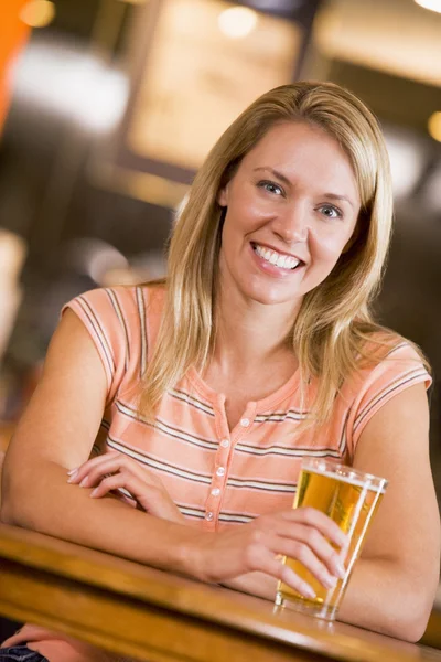 Jovem Mulher Desfrutando Uma Cerveja Bar — Fotografia de Stock