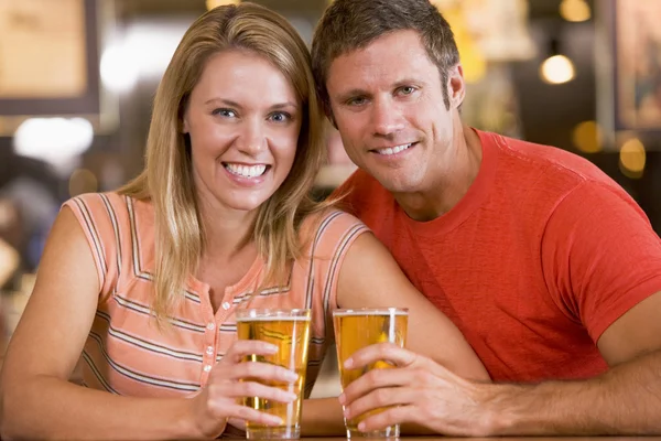 Heureux Jeune Couple Ayant Des Bières Dans Bar — Photo