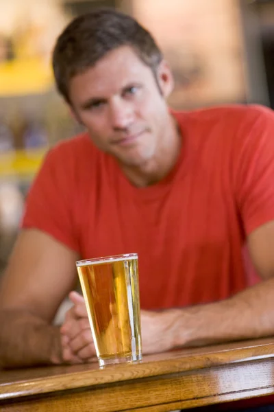 Giovanotto Che Rilassa Bar Con Una Birra — Foto Stock