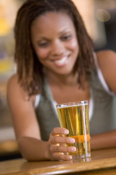 Молодая Женщина Наслаждается Пивом Баре — стоковое фото