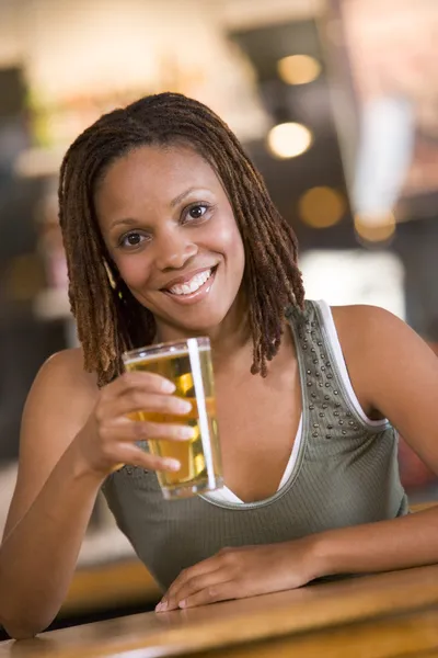 Jonge Vrouw Ontspannen Met Een Biertje Een Bar — Stockfoto