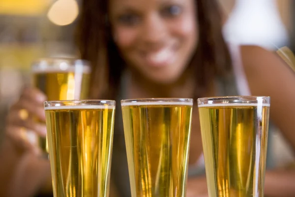 Drei Bier Hintereinander Mit Einer Jungen Frau Hintergrund — Stockfoto