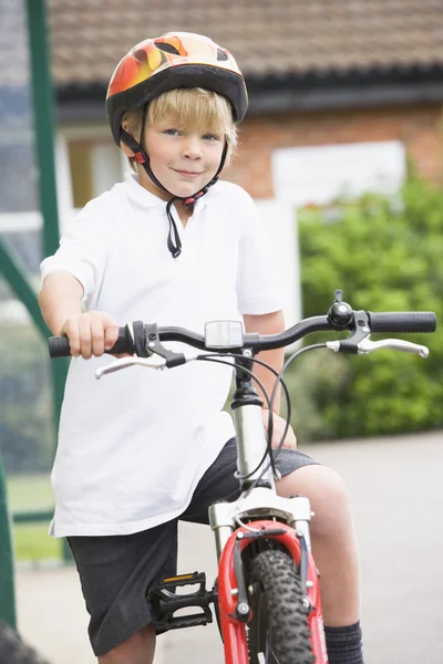 Ein Kleiner Junge Auf Einem Fahrrad — Stockfoto