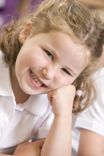Studentessa seduta nella classe primaria — Foto Stock