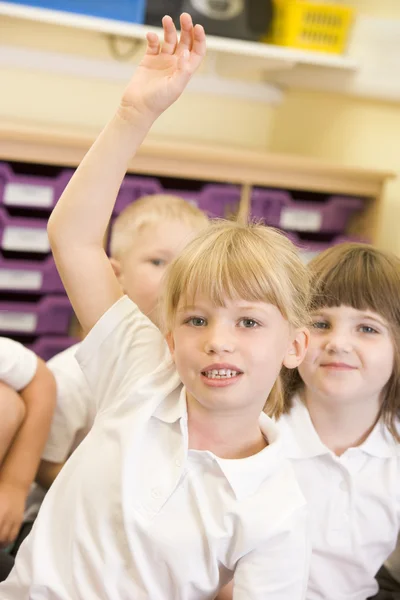 Ein Schulmädchen Hebt Einer Grundschule Die Hand — Stockfoto