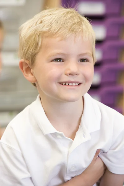Schoolboy sitting in primary class — Stock Photo, Image